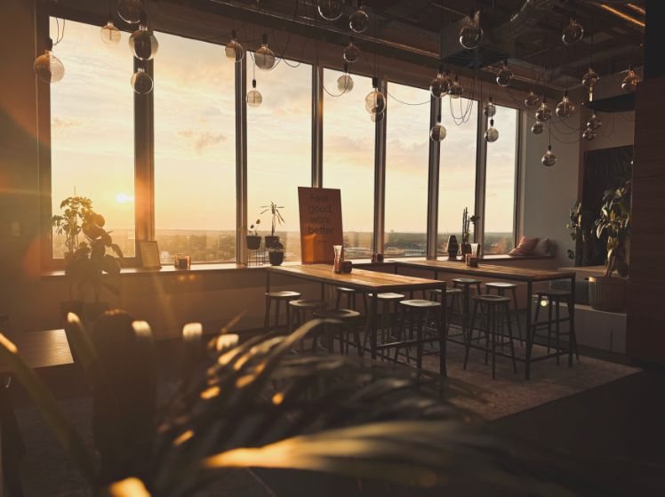 FLOWD Office im Essener Hochhaus bei Sonnenuntergang